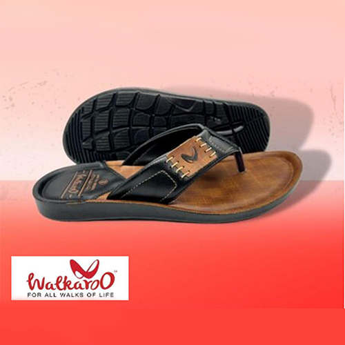 WALKAROO MEN'S BLACK AND TAN CASUAL AND COMFORTABLE SANDAL